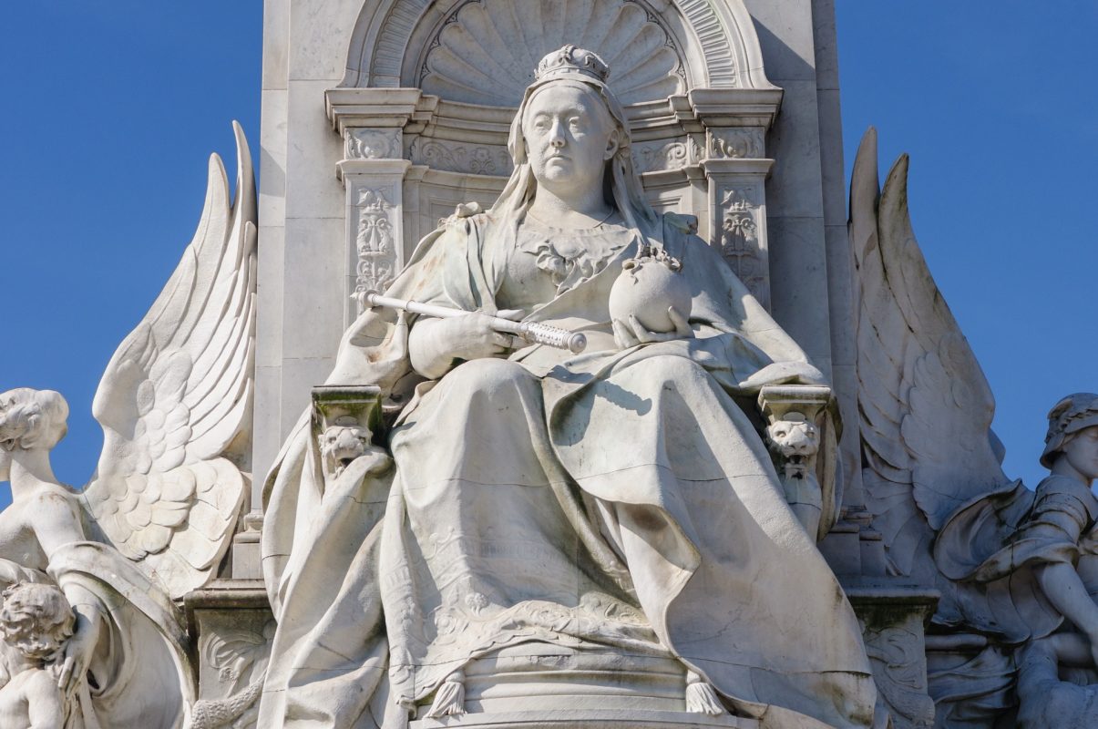 Shows A Statue Of Queen Victoria